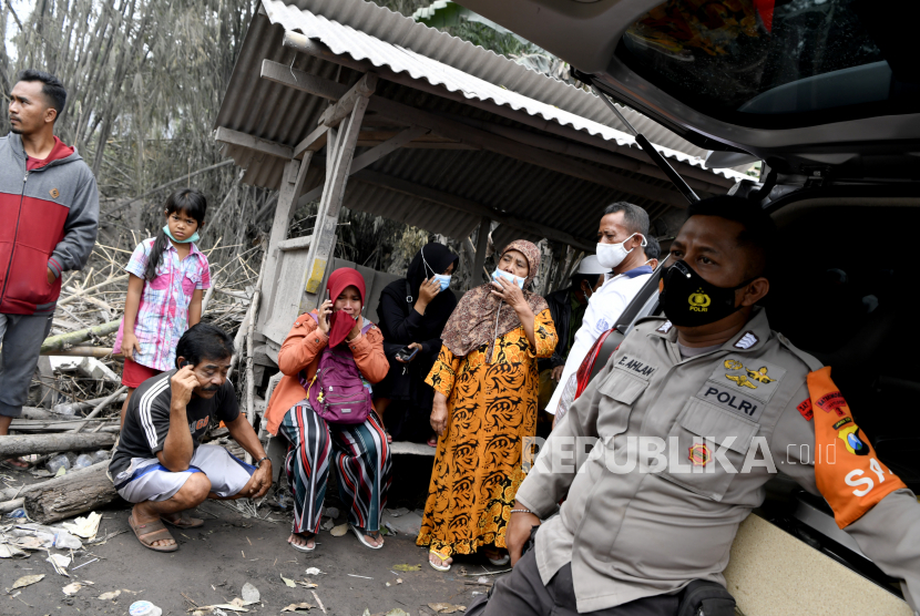 Sejumlah keluarga korban menanti informasi terkait keluarganya yang hilang saat erupsi Gunung Semeru di Desa Sumberwuluh, Lumajang, Jawa Timur, Senin (6/12/2021). 