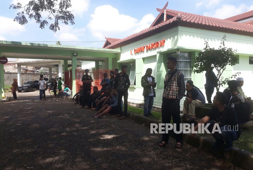 Sejumlah keluarga korban yang tewas akibat menenggak minuman keras (miras) oplosan tengah menunggu di depan Gedung Instalasi Gawat Darurat (IGD) RSUD Cicalengka, Senin (9/4). 