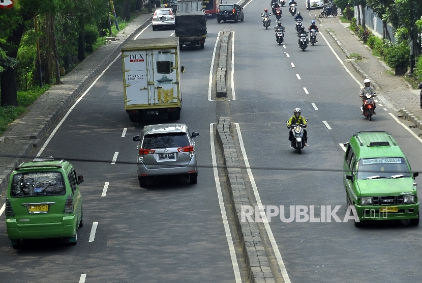  Sejumlah kendaraan angkutan kota (angkot) melintas di ruas Jalan Daan Mogot, Tangerang, Rabu (5/7).