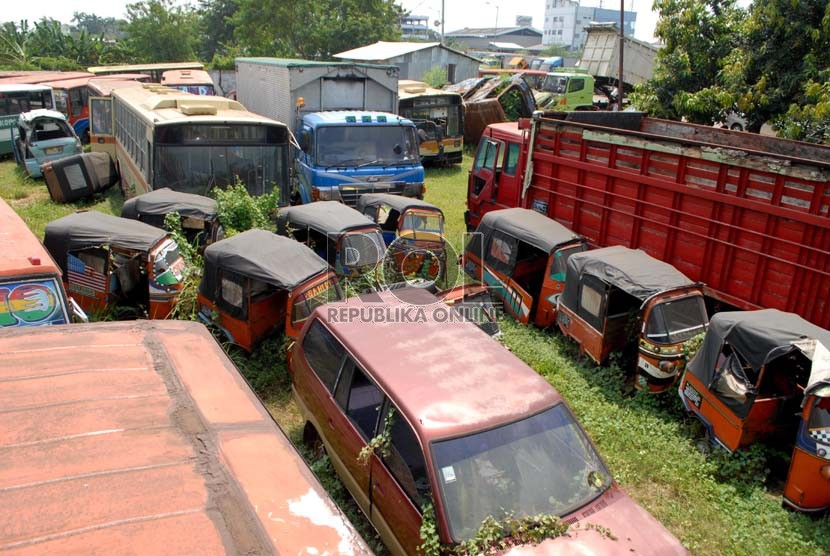  Sejumlah kendaraan angkutan umum dengan kondisi tidak layak jalan terparkir di Terminal mobil barang Pulo Gebang , Jakarta Timur, Kamis (30/8). (Republika/Rakhmawaty La'lang)