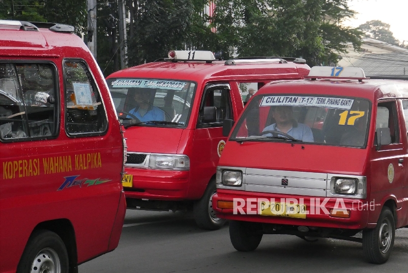  Sejumlah kendaraan angkutan umum Koperasi Wahana Kalpika (KWK) yang beroperasi di Jakarta 