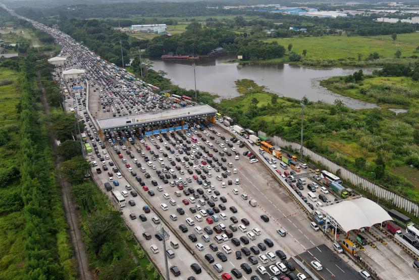 Sejumlah kendaraan antre memasuki Gerbang Tol Cikampek Utama, Cikampek, Jawa Barat, Kamis (28/4/2022). Puncak arus mudik diprediksi terjadi pada hari ini dan antisipasi kemacetannya di tol.
