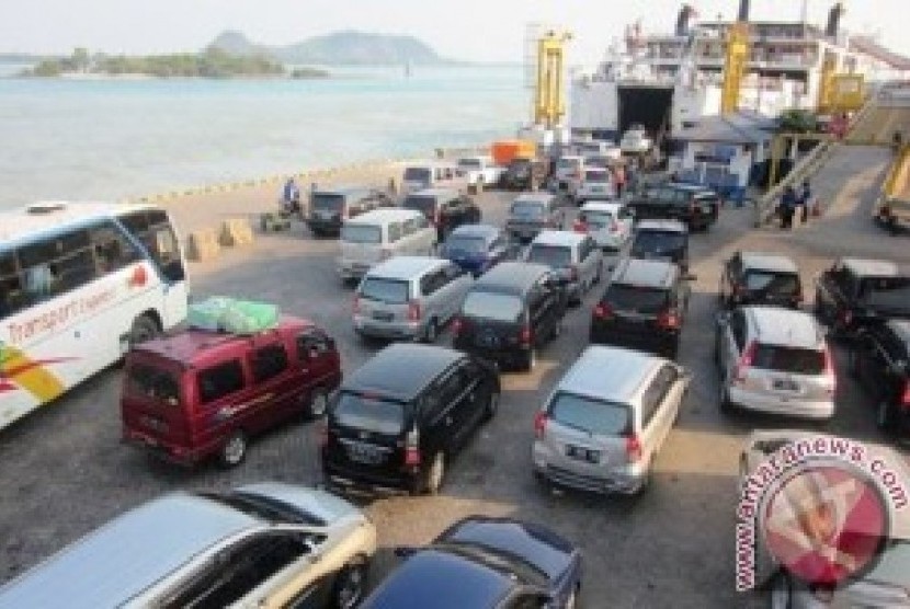 Sejumlah kendaraan antre memasuki kapal feri di Dermaga II Pelabuhan Bakauheni, Lampung Selatan 