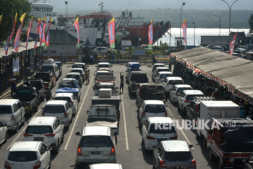 Sejumlah kendaraan antre memasuki kapal saat akan menyeberang ke Pulau Jawa di Pelabuhan Gilimanuk, Jembrana, Bali, Selasa (12/6). 