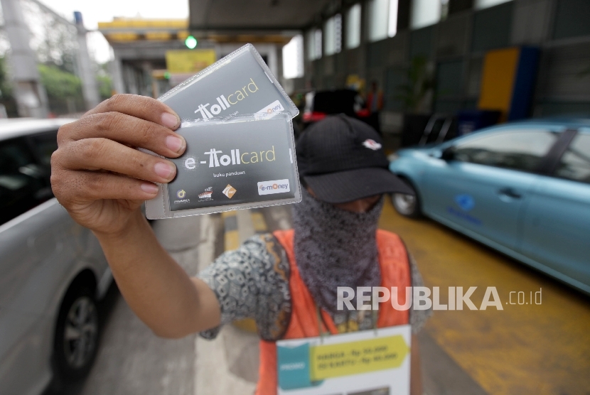  Sejumlah kendaraan antre membayar tol di gerbang Tol Senayan, Jakarta, Selasa (5/9). 