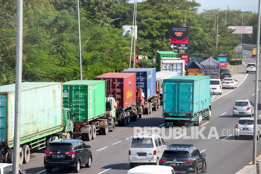 Sejumlah kendaraan antre mendapatkan solar di SPBU Rest Area KM 754 Tol Surabaya-Gempol, di Sidoarjo, Jawa Timur, Selasa (5/4/2022). Antrean kendaraan tersebut akibat keterlambatan penyaluran bahan bakar minyak (BBM) jenis solar. 
