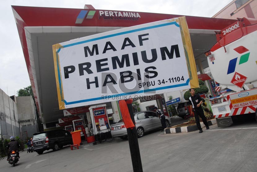  Sejumlah kendaraan antre mengisi bahan bakar jenis pertamax akibat habisnya BBM bersubsidi di salah satu SPBU di jalan Hayam Wuruk, Jakarta Pusat, Senin (26/11). (Republika/Agung Fatma Putra)  