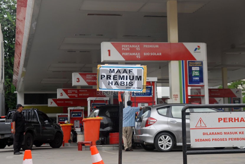  Sejumlah kendaraan antre mengisi bahan bakar jenis pertamax akibat habisnya BBM bersubsidi di salah satu SPBU di jalan Hayam Wuruk, Jakarta Pusat, Senin (26/11). (Republika/Agung Fatma Putra)  