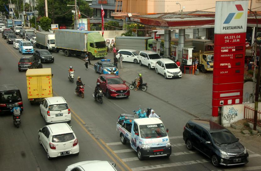 Sejumlah kendaraan antre mengisi BBM jenis di SPBU Maya jalur Pantura, Tegal, Jawa Tengah (ilustrasi) 