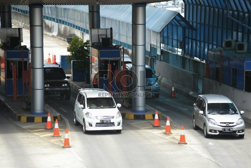 Sejumlah kendaraan antri keluar pintu tol Halim di Jakarta, Kamis (5/3).