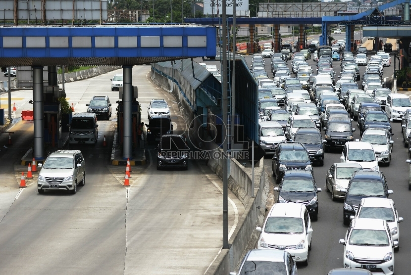 Sejumlah kendaraan antri keluar pintu tol Halim di Jakarta, Kamis (5/3).