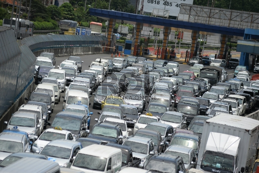 Sejumlah kendaraan antri keluar pintu tol Halim di Jakarta, Kamis (5/3).