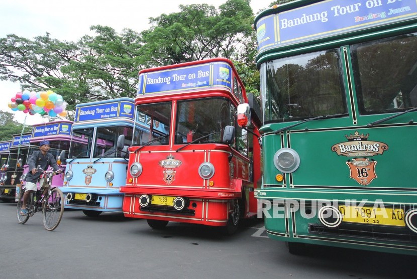 Sejumlah kendaraan Bandung Tour on Bus (Bandros) di parkir Balai Kota Bandung, Jumat (19/1).