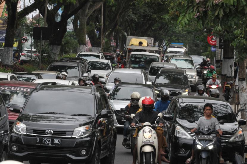 Sejumlah kendaraan berada di salah satu titik kemacetan di jalan Sukarno Hatta, Kota Malang, Jawa Timur, Selasa (20/9/2022). Berdasarkan hasil penelitian Global Traffic Scorecard tahun 2021 yang dilakukan perusahaan analisis data lalu lintas Inrix, kota Malang menempati urutan keempat sebagai kota termacet se-Indonesia setelah Surabaya, Jakarta dan Denpasar dengan jumlah total waktu yang terbuang dalam kemacetan selama periode jam sibuk adalah 29 jam. 