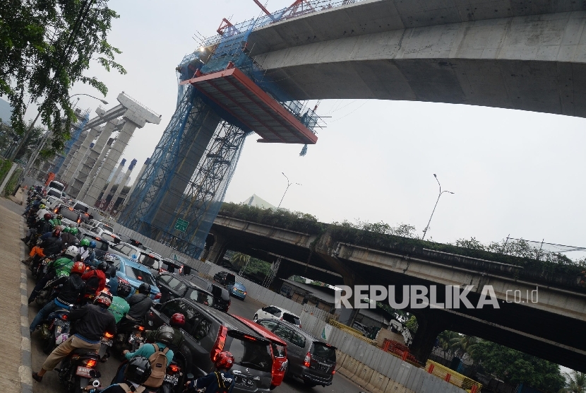  Sejumlah kendaraan berjalan melambat di dekat proyek jalan MRT, Fatmawati, Jakarta Selatan (ilustrasi)