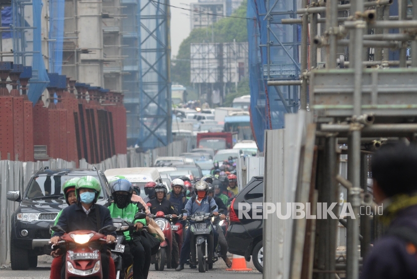  Sejumlah kendaraan berjalan melambat di dekat proyek jalan MRT, Fatmawati, Jakarta Selatan. 