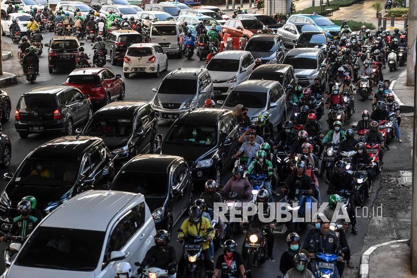 Sejumlah kendaraan berjalan perlahan saat terjebak macet di Jalan Wolter Mongonsidi, Jakarta, Senin (4/4/2022). Wagub DKI Riza Patria mengatakan mobilitas yang tinggi sebabkan kemacetan di Jakarta.