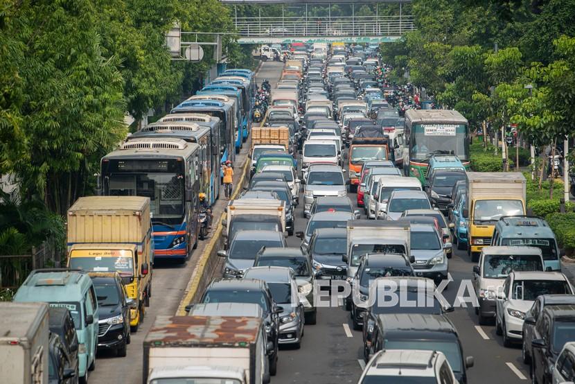 Sejumlah kendaraan bermotor antre melewati posko penyekatan di Jalan Salemba Raya, Jakarta Pusat, Senin (5/7/2021). Penyekatan dalam rangka Pemberlakuan Pembatasan Kegiatan Masyarakat (PPKM) Darurat di lokasi tersebut menyebabkan kemacetan panjang dari kawasan Matraman menuju Pasar Senen.