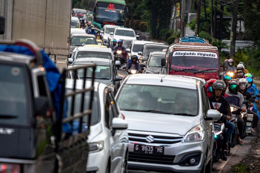 Sejumlah kendaraan bermotor melaju perlahan di Ungaran, Kabupaten Semarang.