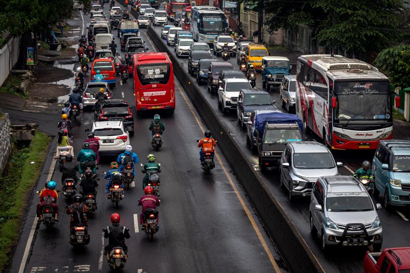 Sejumlah kendaraan bermotor melaju perlahan di Jalan Perintis Kemerdekaan, Semarang, Jawa Tengah.