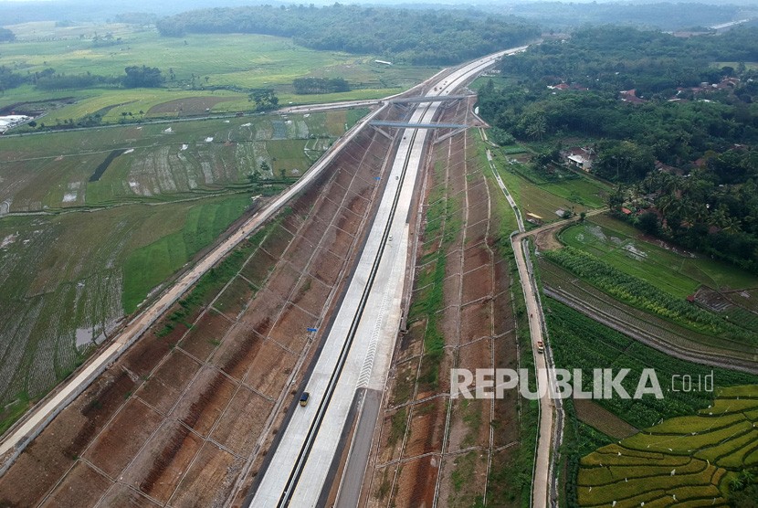 Sejumlah kendaraan bermotor melaju saat hari pertama pengoperasian Tol Salatiga-Kartasura di Susukan, Kabupaten Semarang, Jawa Tengah, Jumat (21/12/2018). 