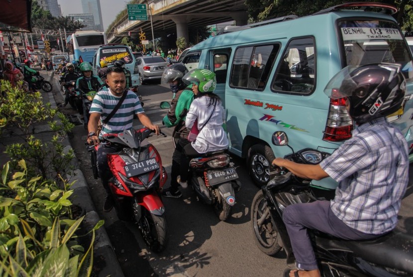 Sejumlah kendaraan bermotor melawan arus lalu lintas di kawasan Jalan KH Mas Mansyur, Jakarta.