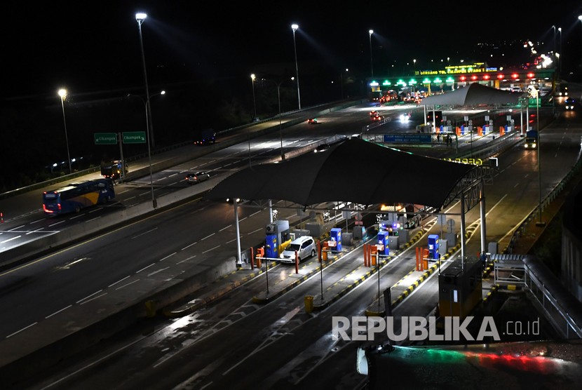 Jasamarga memberlakukan contraflow mengantisipasi kemacetan Tol Cikampek. Foto sejumlah kendaraan bermotor melintas di Gerbang Tol (GT) Cikampek Utama.