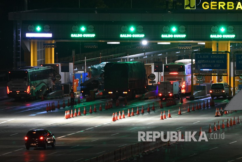 Sejumlah kendaraan bermotor melintas di Gerbang Tol (GT) Cikampek Utama, Karawang.