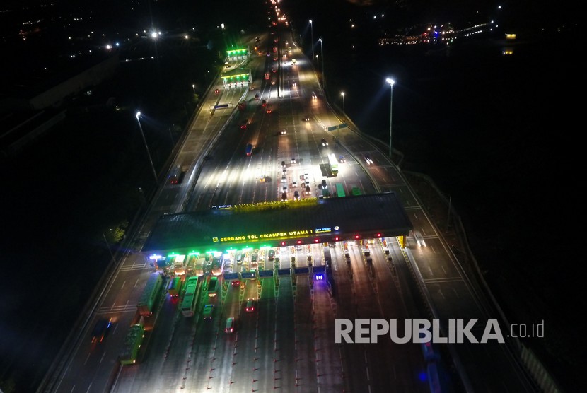 Sejumlah kendaraan bermotor melintas di Gerbang Tol (GT) Cikampek Utama, Karawang, Jawa Barat, Senin (23/12). PT Jasa Marga (Persero) Tbk memprediksi puncak arus mudik pada masa Natal 2020 terjadi besok (24/12).