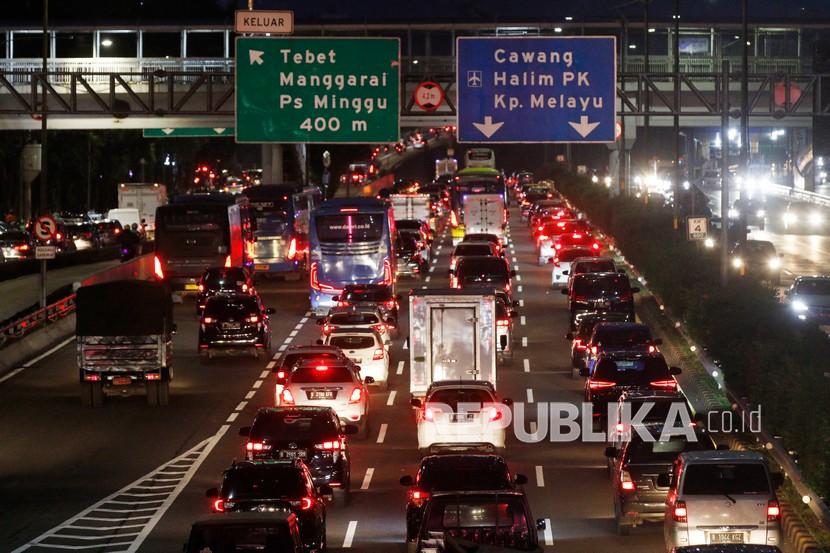 Sejumlah kendaraan bermotor melintas di Jalan Gatot Subroto, Jakarta, Selasa (16/11/2021). Berdasarkan data Polda Metro Jaya arus lalu lintas kendaraan di wilayah DKI Jakarta meningkat hingga 40 persen pada masa penerapan pemberlakuan PPKM Level 1. (Ilustrasi)