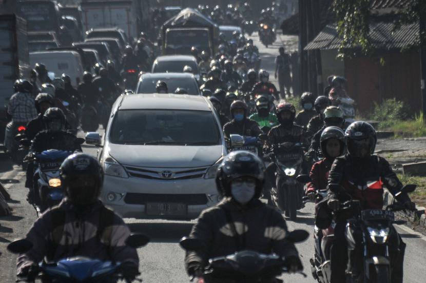 Sejumlah kendaraan bermotor melintas di kepadatan lalu lintas di Cibiru, Bandung, Jawa Barat. Pembangunan underpass Cibiru Bandung belum akan dibangun dalam waktu dekat.