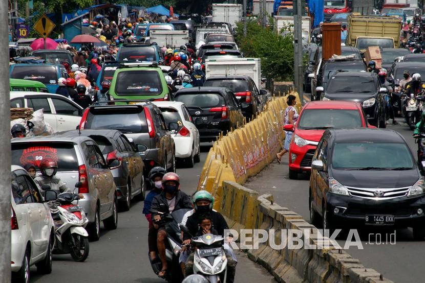 Sejumlah kendaraan bermotor memadati Jalan Raya Bogor, Cibinong, Kabupaten Bogor. (Ilustrasi)