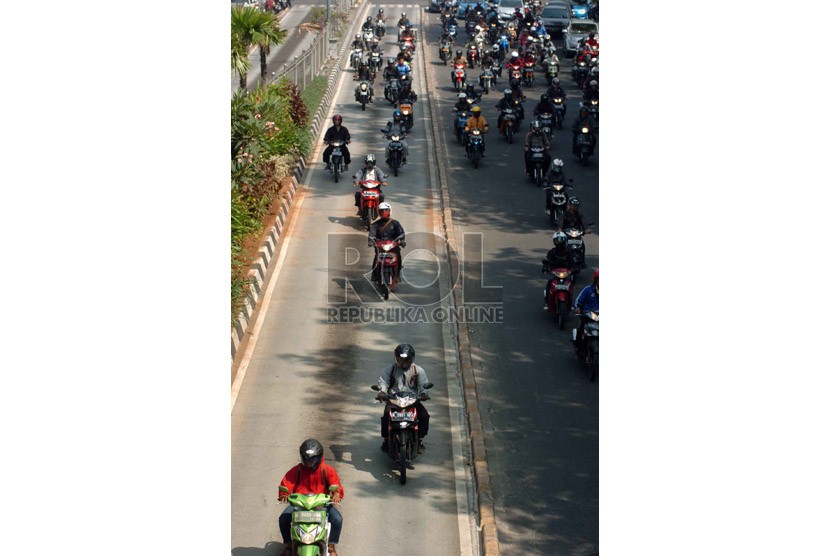 Sejumlah kendaraan bermotor memasuki jalur busway di Kawasan Gunung Sahari, Jakarta Pusat, Rabu (27/8).( Republika/Raisan Al Farisi)