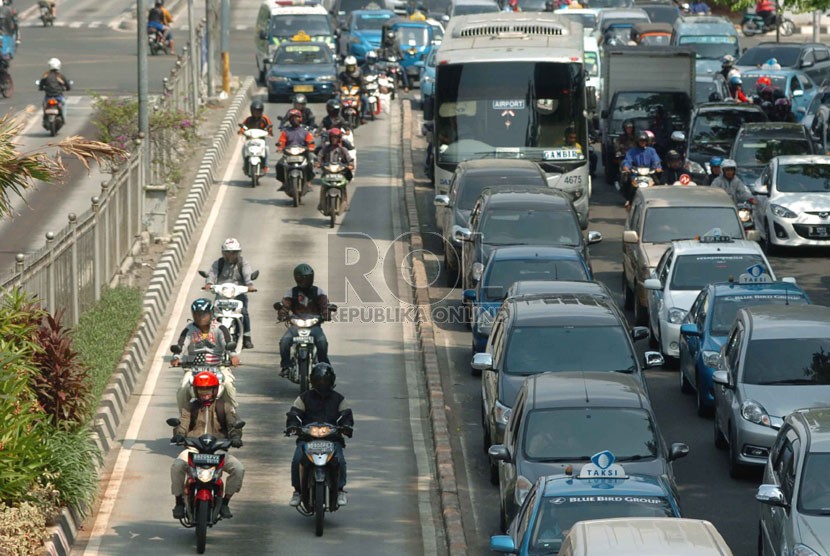 Sejumlah kendaraan bermotor memasuki jalur busway di Kawasan Gunung Sahari, Jakarta Pusat, Rabu (27/8).( Republika/Raisan Al Farisi)