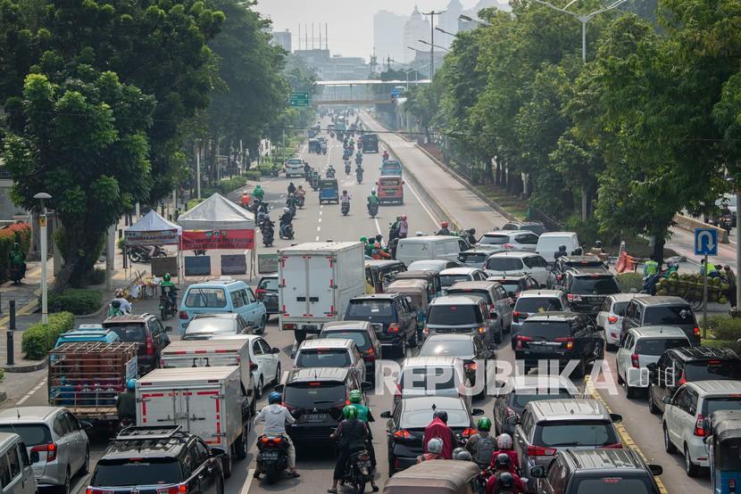 Sejumlah kendaraan bermotor menerobos bagian jalan yang tidak tertutup beton di posko penyekatan tanpa penjagaan petugas di Jalan Salemba Raya, Jakarta Pusat, Senin (5/7/2021). Penyekatan dalam rangka Pemberlakuan Pembatasan Kegiatan Masyarakat (PPKM) Darurat di lokasi tersebut menyebabkan kemacetan panjang dari kawasan Matraman menuju Pasar Senen. PPKM diberlakukan untuk menekan jumlah kasus positif dan kematian akibat Covid-19.