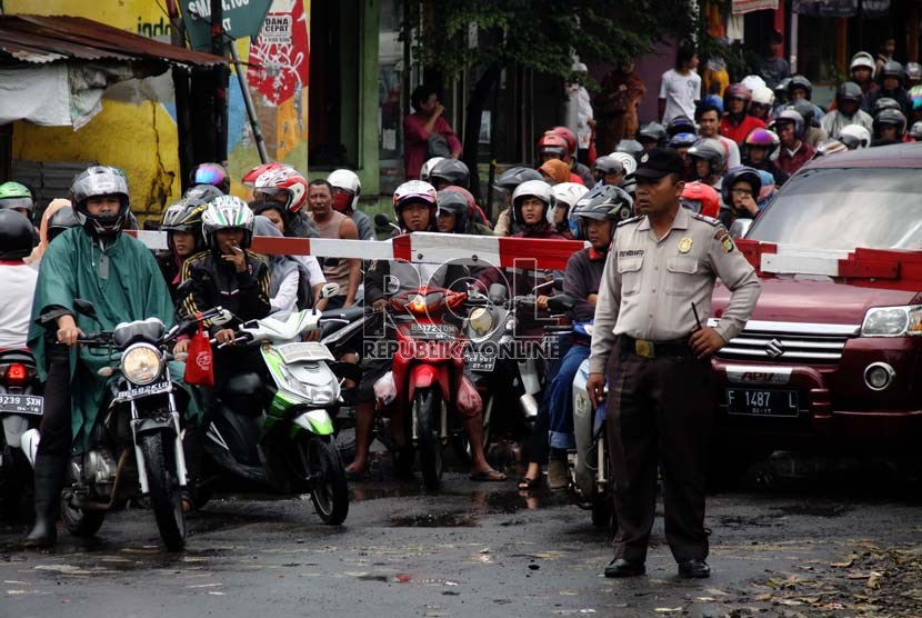  Sejumlah kendaraan bermotor terjebak kemacetan di pintu perlintasan kereta api di Pesanggrahan, Bintaro, Jakarta, Rabu (11/12).     (Republika/Yasin Habibi)