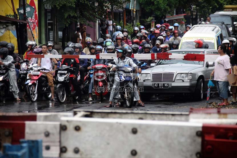  Sejumlah kendaraan bermotor terjebak kemacetan di pintu perlintasan kereta api di Pesanggrahan, Bintaro, Jakarta, Rabu (11/12).     (Republika/Yasin Habibi)