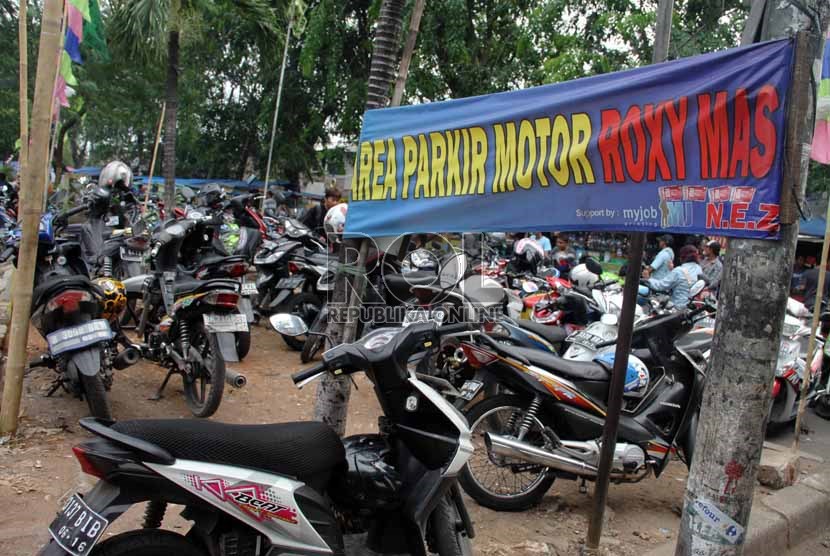  Sejumlah kendaraan bermotor terparkir di tempat parkir saat penertiban parkir kendaraan liar di badan jalan dan trotoar di bawah jalan layang Roxy, Jakarta, Selasa (17/9).    (Republika/Yasin Habibi)