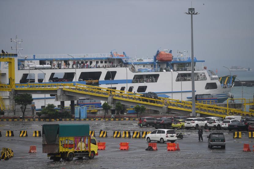 Sejumlah kendaraan bersiap menaiki kapal penyeberangan di Pelabuhan Merak, Banten, Ahad (1/5/2022). Arus mudik pada H-1 lebaran di Pelabuhan Merak terpantau lengang dan tidak ada penumpukan kendaraan maupun penumpang. 