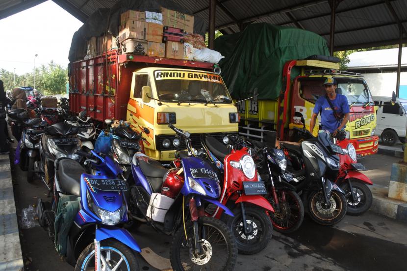Sejumlah kendaraan calon penumpang dan truk terparkir sebelum masuk ke dalam kapal feri di Pelabuhan Jangkar, Situbondo, Jawa Timur, Selasa (19/4/2022). Sejumlah warga Pulau Sapudi dan Raas, Sumenep memilih mudik lebih awal untuk menghindari kepadatan penumpang pada arus mudik Lebaran 2022. 