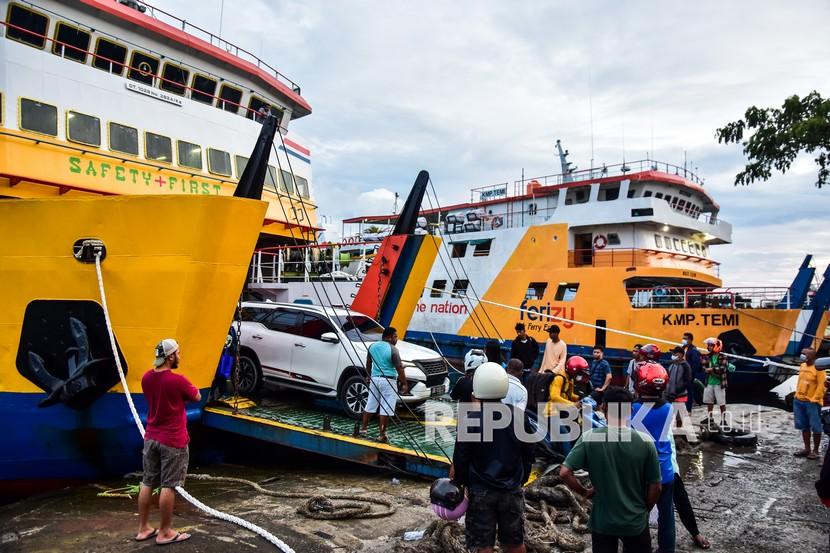 Sejumlah kendaraan dan penumpang keluar dari kapal (ilustrasi). KSOP Ambon, Maluku, mengingatkan calon penumpang untuk vaksinasi lengkap.