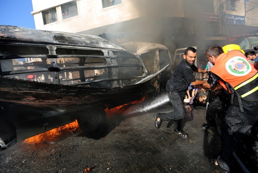 Sejumlah kendaraan di Gaza terbakar akibat terkena serangan udara Israel. 