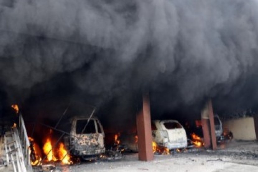 Sejumlah kendaraan di tempat parkir gereja Pantekosta Temanggung dibakar massa dalam kerusuhan menyusul sidang vonis kasus penistaan agama, Selasa (8/2). 