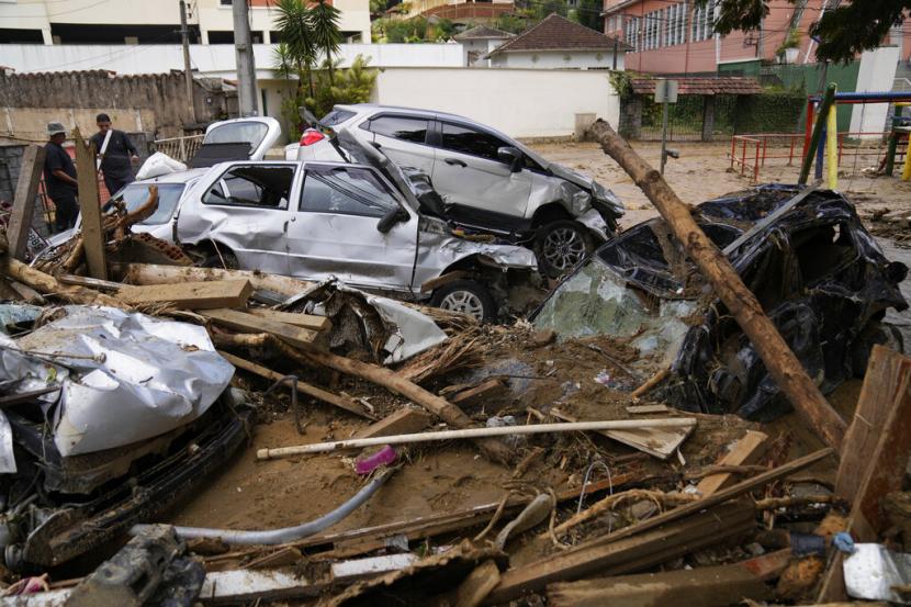 Sejumlah kendaraan hancur akibat longsor di Petropolis, Brasil, Rabu (16/2/2022).