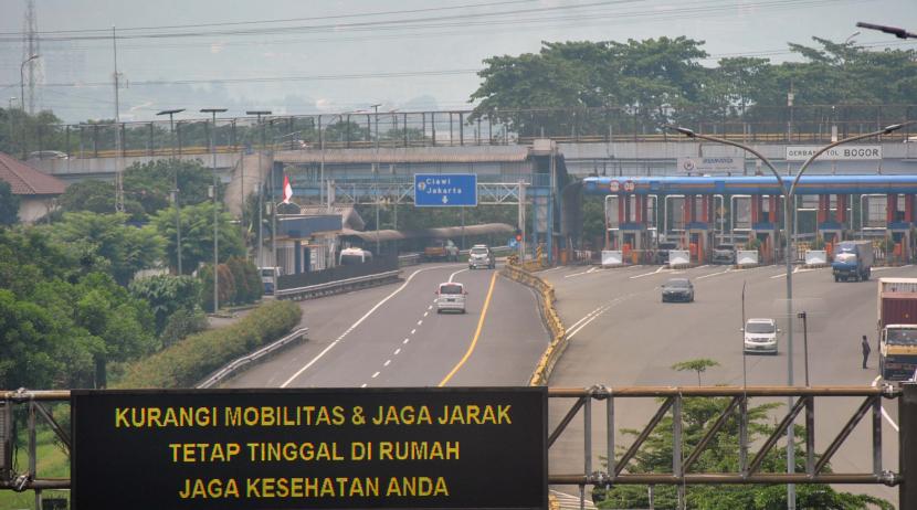 Sejumlah kendaraan keluar gerbang tol Bogor, Ciheuleut, Kota Bogor, Jawa Barat, Sabtu (26/3). Center of Reform on Economics (CORE) Indonesia memperkirakan, ekonomi Indonesia secara kumulatif tumbuh di kisaran minus 2 persen hingga dua persen pada tahun ini. 