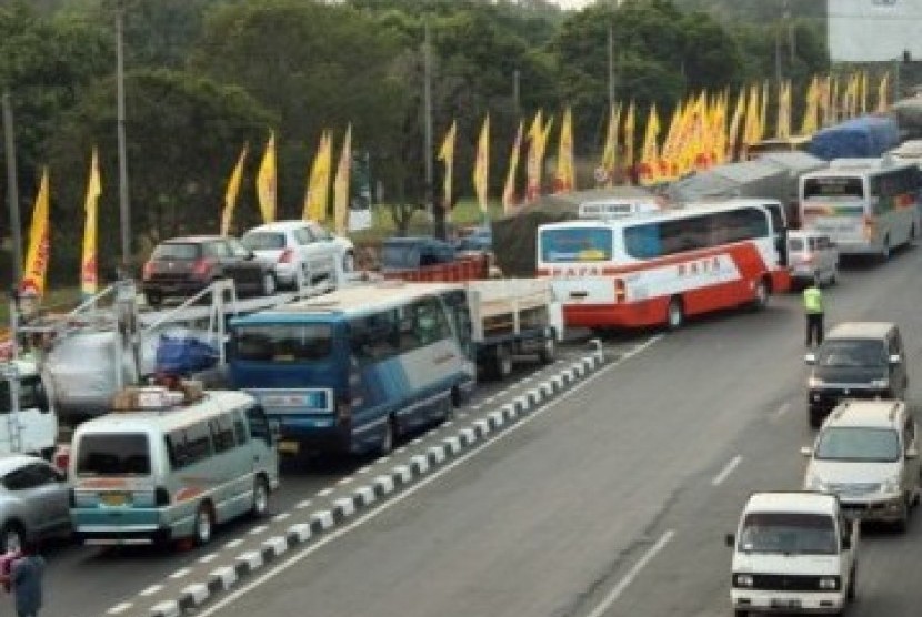 Sejumlah kendaraan keluar gerbang Tol Cikampek, Cikopo, Purwakarta, Jawa Barat. (ilustrasi) 