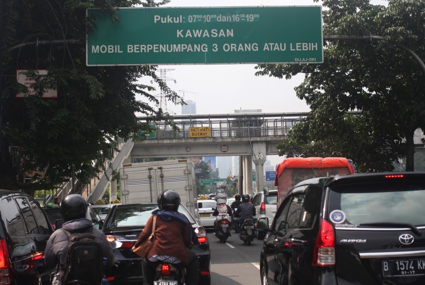 Sejumlah kendaraan melaju di bawah papan petunjuk jalan kawasan 3 in 1 di Jalan Gatot Subroto, Senayan, Jakarta, Jumat (1/4).