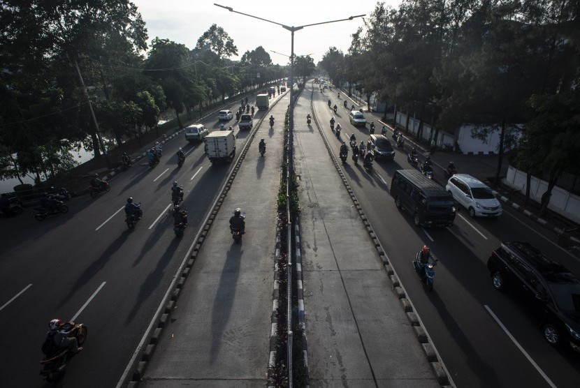 Sejumlah kendaraan melaju di Jalan Daan Mogot, Cengkareng, Jakarta Barat, Kamis (10/1/2019). 