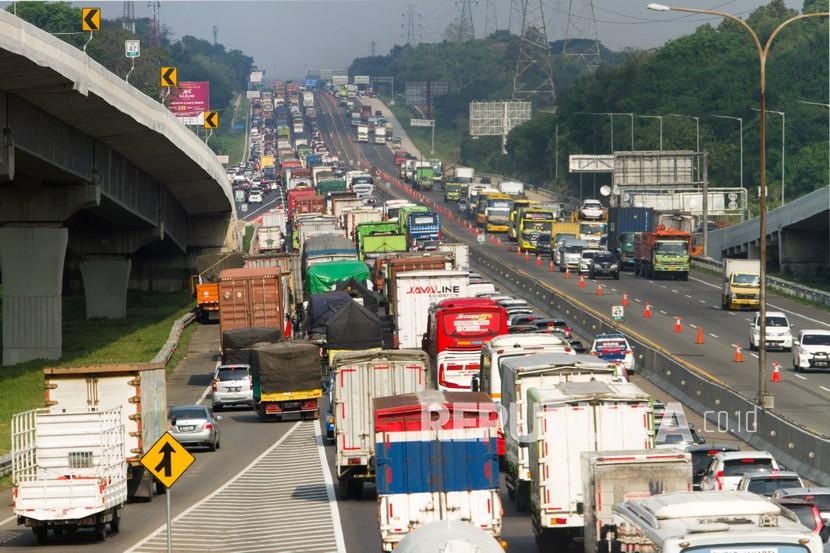 Sejumlah kendaraan melaju di jalan tol Jakarta - Cikampek (Japek) KM 47, Karawang, Jawa Barat, Rabu (28/10/2020). PT Jasa Marga mencatat peningkatan lalu lintas tol Jakarta-Cikampek hingga 51,6 persen dibandingkan arus lalulintas normal atau mencapai 73.201 kendaraan meninggalkan Jakarta.