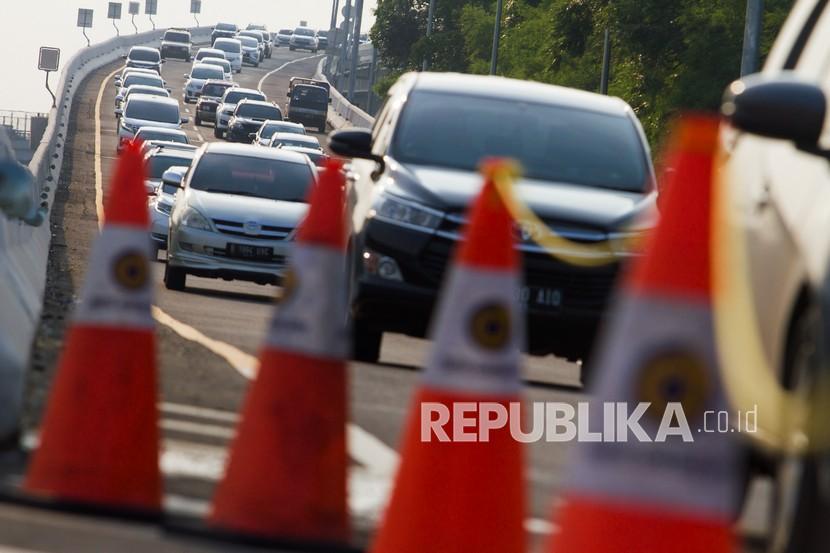 Sejumlah kendaraan melaju di jalan tol layang Jakarta - Cikampek (Japek) KM 47, Karawang, Jawa Barat, Rabu (28/10/2020). PT Jasa Marga mencatat peningkatan lalu lintas tol Jakarta-Cikampek hingga 51,6 persen dibandingkan arus lalulintas normal atau mencapai 73.201 kendaraan meninggalkan Jakarta. 